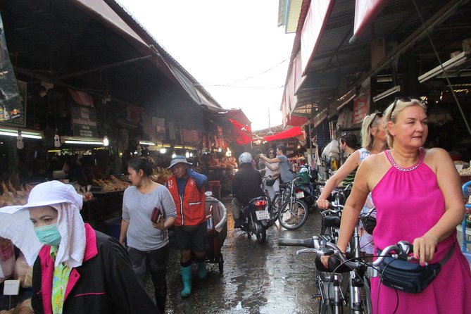 5-Hour Bike Tour of Hidden Bangkok - Crossing the Chao Phraya by boat: a break and a view upgrade