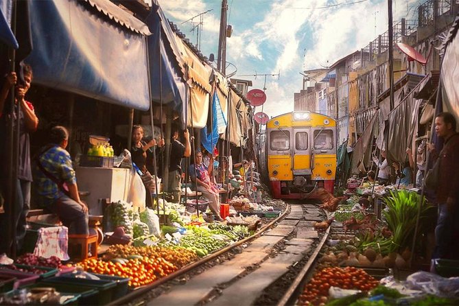 Amphawa Floating & Maeklong Railway Train Market (Small Group) - Maeklong Railway Market (Hoop Rom): watching the train squeeze in