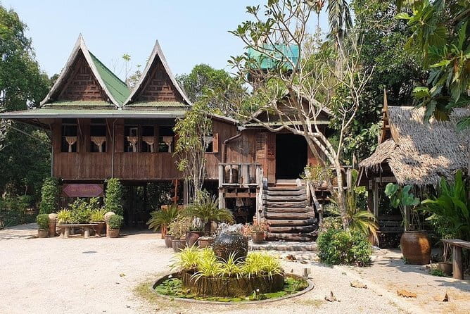 Ayutthaya, Damnoen Floating & Maeklong Railway Market Day Tour - What to do with your time on board and on arrival