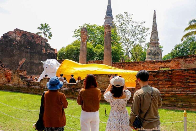 Ayutthaya One Day: Famous Temples & Bang Pa-In Palace Tour - Wat Maha That: the Buddha head in tree roots