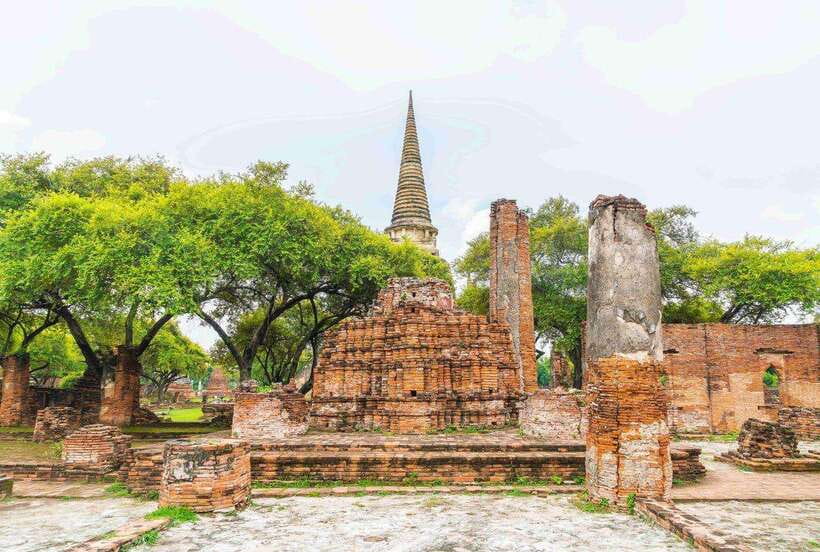 Ayutthaya One Day: Famous Temples & Bang Pa-In Palace Tour - Wat Chaiwatthanaram: a Khmer-style prang with bas-reliefs