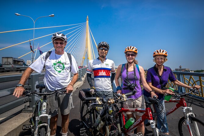 Bangkok: Backstreets and Temple Historic Bike Tour - Entering The Ride: Meeting at Discova and Setting Off on Time