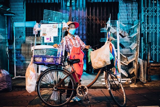 Bangkok: Backstreets Food Tour with 15+ Tastings - How the 2-guide setup keeps everything from turning into chaos