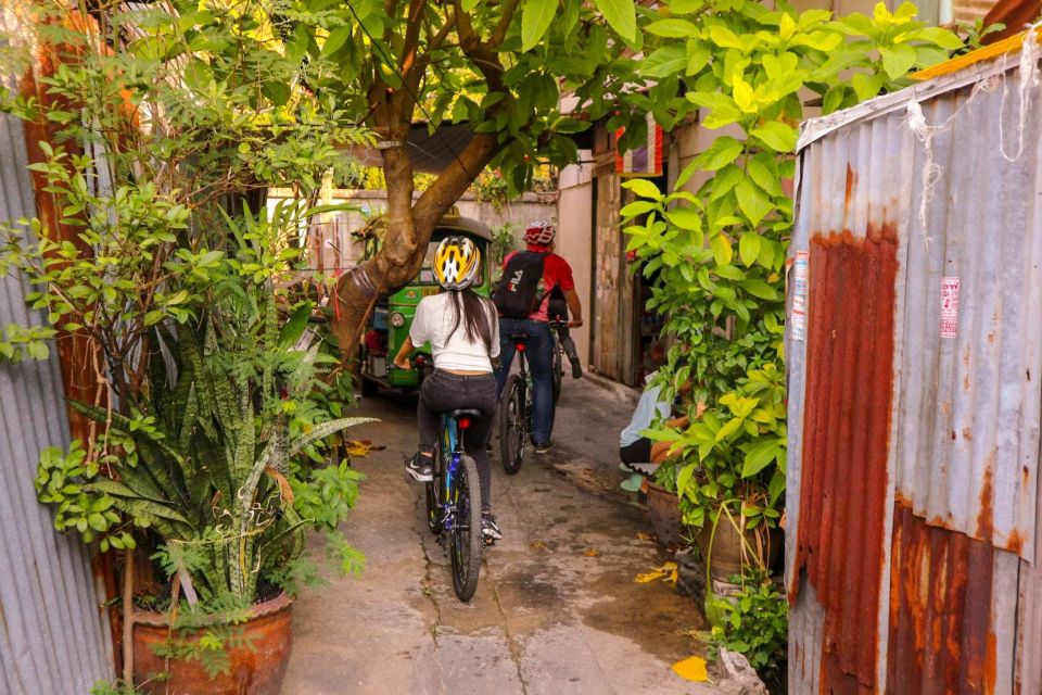 Bangkok: Bike and Canal Boat Tour with Lunch - Wat Pradittharam (Wat Mon) and ตลาดวัดกลาง: a calm start with real food energy