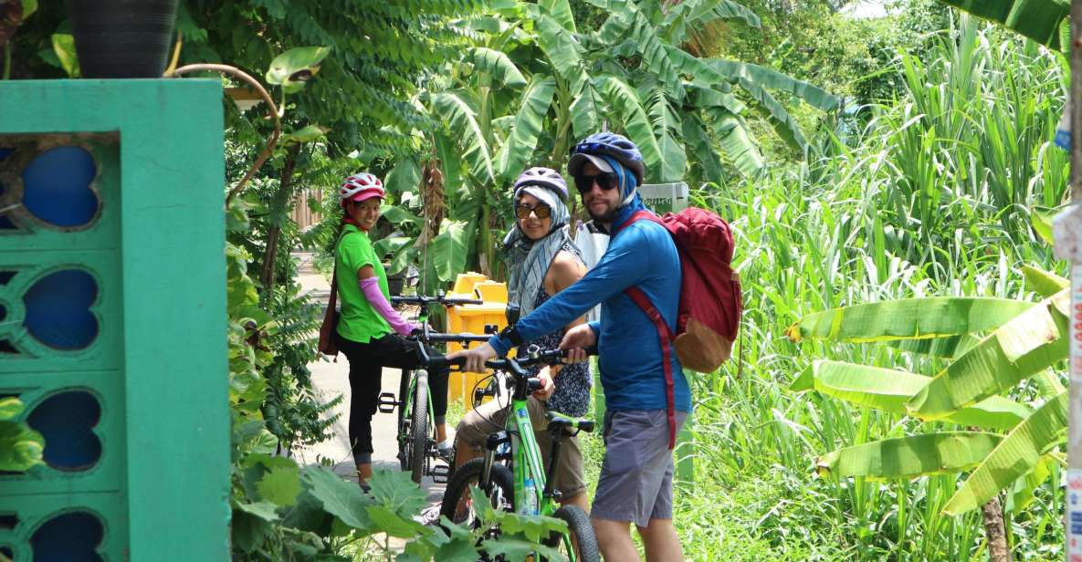 Bangkok: Bike and Canal Boat Tour with Lunch - Lunch at The Artist’s House: canal-side Thai food that actually feels local