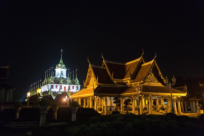 Bangkok by Night: Temples, Markets and Food Tuk-Tuk Tour - Temples after dark: Wat Prayurawongsawat as the Wat Arun alternative