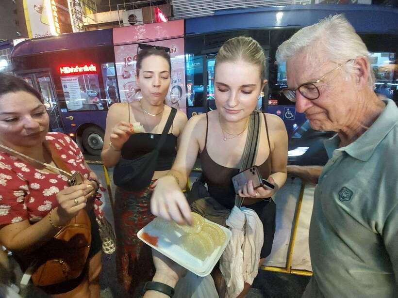 Bangkok: Chinatown Food Tour with Michelin Food Stalls - Meeting at Wat Mangkon Kamalawat: Start Point and First Impressions