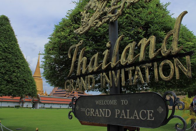 Bangkok: City Highlights Temple and Market Walking Tour - Wat Phra Kaew (Emerald Buddha Temple): The Sacred Center of Thai Buddhism