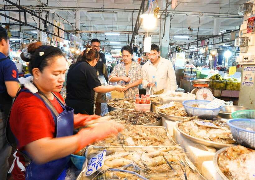 Bangkok: Cooking Class + Tuk Tuk Ride + Market Tour - Prannok Market: where your Thai cooking starts making sense