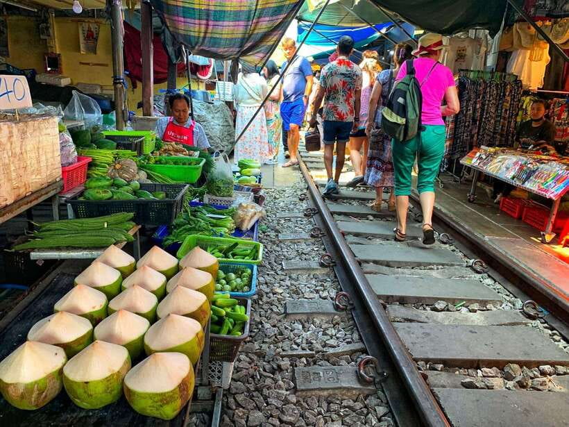 Bangkok: Damnoen Saduak and Mae Klong Train Markets - Who this tour is for (and who should skip it)
