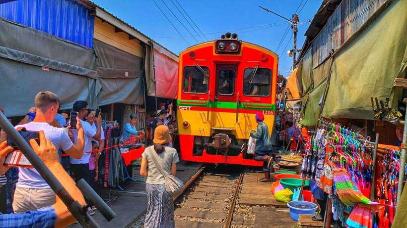 Bangkok: Damnoen Saduak and Mae Klong Train Markets - Mae Klong Railway Market: the commuter train that controls the stalls