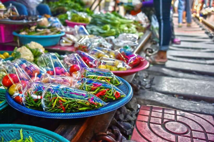 Bangkok: Damnoen Saduak Market and Maeklong Railway Market - What you’ll actually see and buy at Maeklong