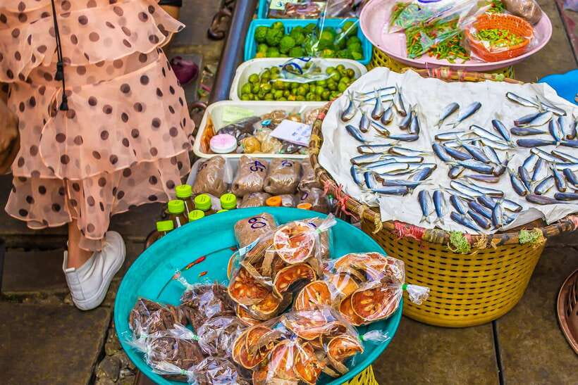 Bangkok: Damnoen Saduak Market and Maeklong Railway Market - Transport and timing: comfortable bus rides, but it’s still a long day