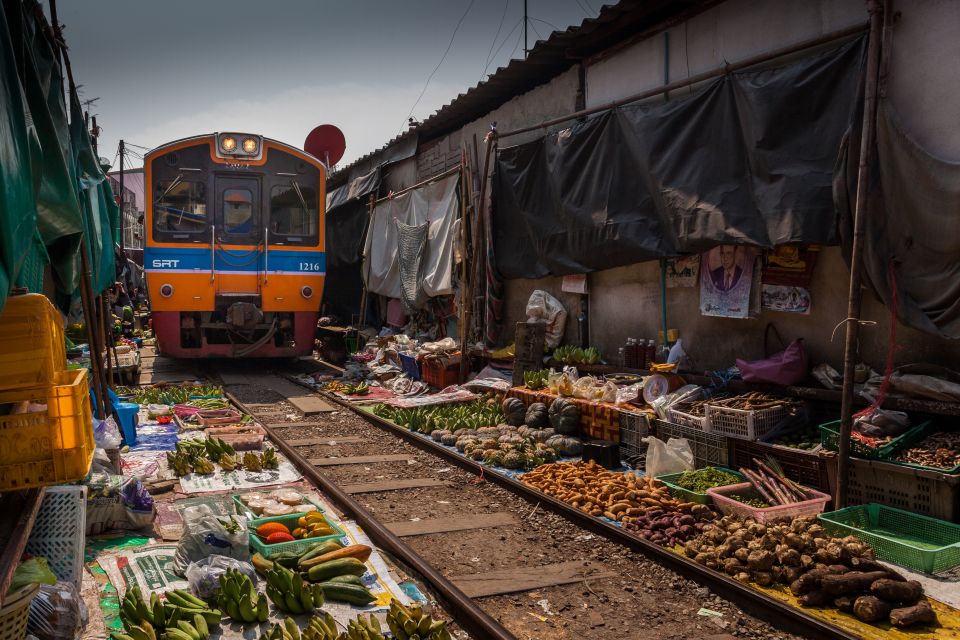 Bangkok: Damnoen Saduak, Train Market & Mahanakhon Day Trip - How this Bangkok day trip runs from a central meeting point