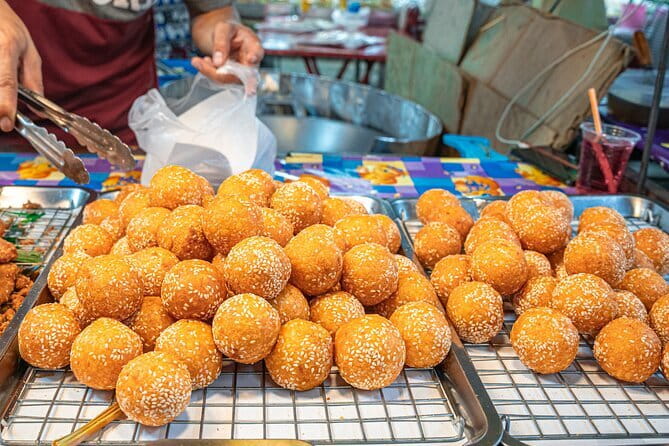 Bangkok Evening Food Tour by Tuktuk - Stop 1: Hua Lamphong and the old-Bangkok warmup