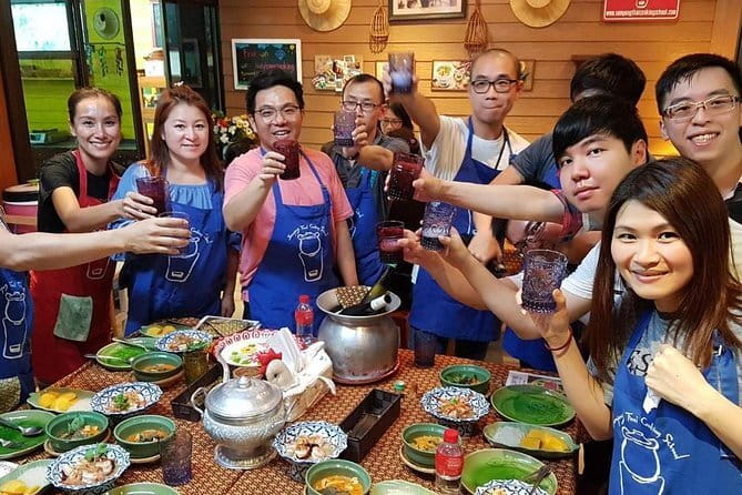 Bangkok Evening Food Tour by Tuktuk - Stop 4: Phra Nakhon for Isan flavors—Laab and Som Tum