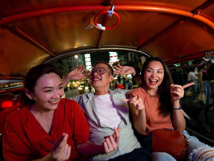 Bangkok: Evening Tour with Wat Arun, Wat Pho & Tuk Tuk Ride - Wat Pho in the evening: reclining Buddha, photo angles, and temple etiquette