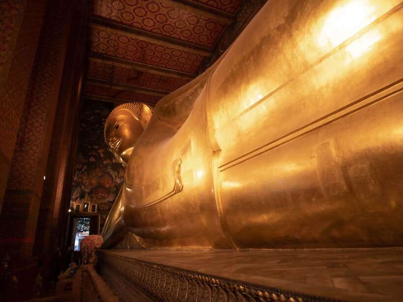 Bangkok: Evening Tour with Wat Arun, Wat Pho & Tuk Tuk Ride - Chinatown time on Yaowarat Road: street food, free wandering, and smart snack choices