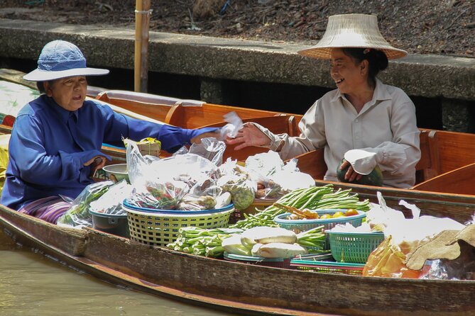 Bangkok: Floating Market and Train Tour with Guide in Spanish and English - Stop 3: the quick transfer toward Damnoen Saduak
