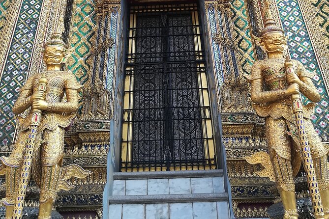 Bangkok Grand Palace and Emerald Buddha Tour - Stop 2: Wat Phra Kaew and the Emerald Buddha moment