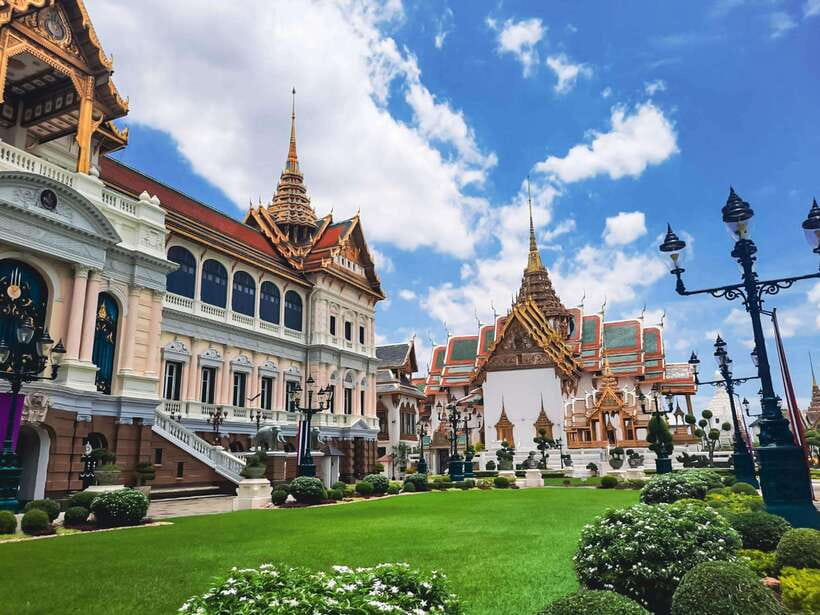 Bangkok: Grand Palace and Wat Phra Kaew Guided Walking Tour - Starting point and timing: plan for the heat