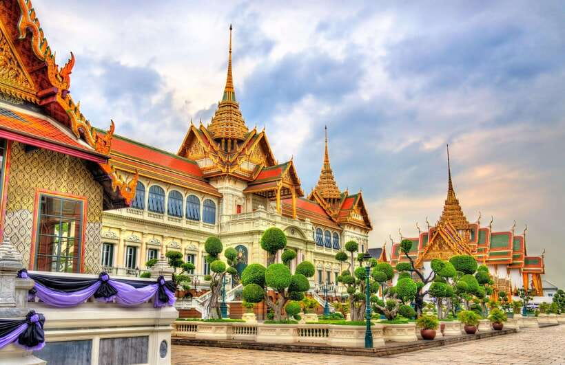Bangkok: Grand Palace, Wat Pho, Wat Arun and Wat Sa Ket Tour - Stop 3: Lunch break (a timer check before the river temples)