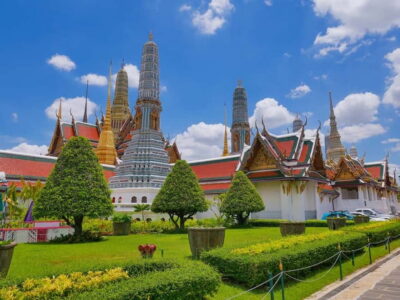 Bangkok: Grand Palace, Wat Pho, Wat Arun Sacred & Local Tour - Meeting points and getting around: River City, boats, and tuk-tuk links