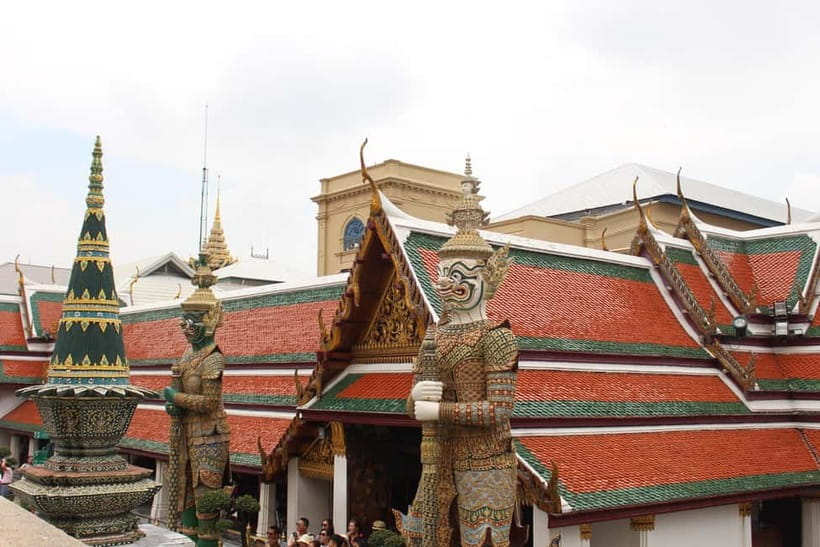 Bangkok: Grand Palace, Wat Pho, Wat Arun Sacred & Local Tour - Wat Pho’s Reclining Buddha and the Thai massage legacy