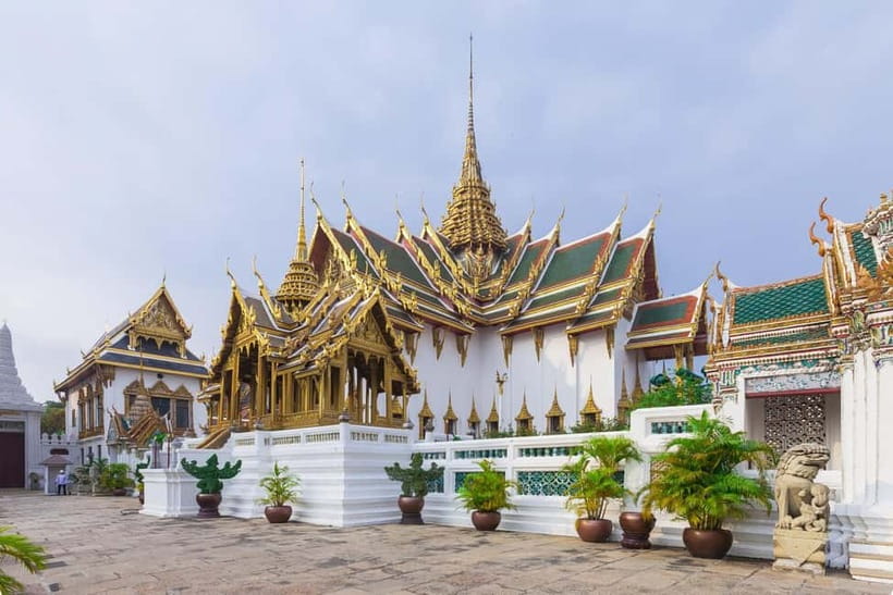 Bangkok: Grand Palace, Wat Pho, Wat Arun Sacred & Local Tour - Price and value: $18 tour plus temple entrance fees