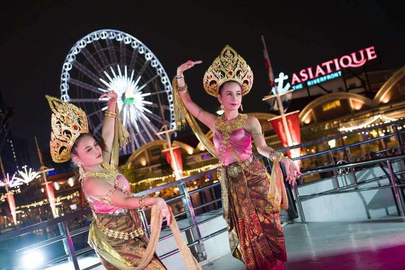 Bangkok: Luxury White Dinner Cruise Free Flow Beer and Wine - Quick hits before you go