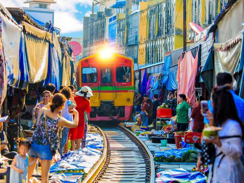 Bangkok: Maeklong Railway & Amphawa Floating Market Day Trip - Wat Bang Kung: Banyan Roots, Shrine Details, and Straightforward Temple Etiquette
