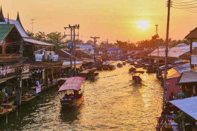 Bangkok: Maeklong Railway & Amphawa Floating Market Day Trip - Maeklong Railway Market: The Train Market Where Vendors Reset for You