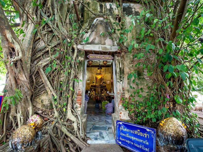 Bangkok: Maeklong Railway & Amphawa Floating Market Day Trip - Getting There Without Stress: Meeting Point, Pickup Limits, and Time on the Road