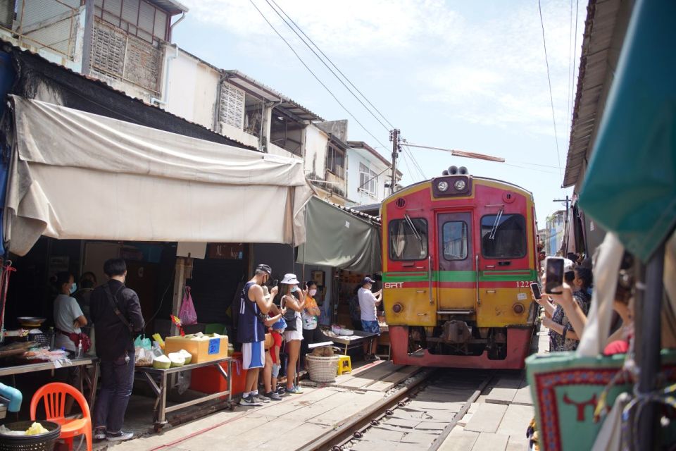 Bangkok: Maeklong Railway Market & Floating Market Tour - Why Maeklong Railway Market feels like a street magic trick
