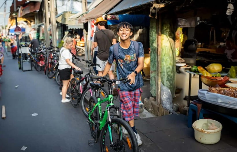 Bangkok: Must-Try Hidden Bike & Food Experience - Lunch or Dinner in a Local Home: The Meal People Remember