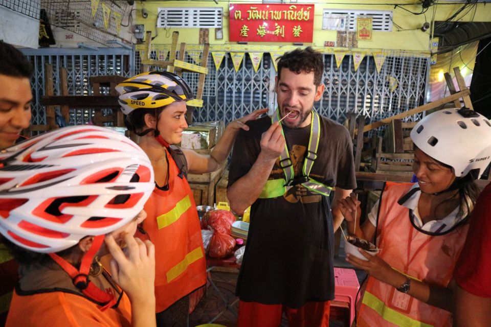 Bangkok: Night Bike Ride and Dinner at a Local Restaurant - Wat Pho and the reclining Buddha: a fast pass with big impact