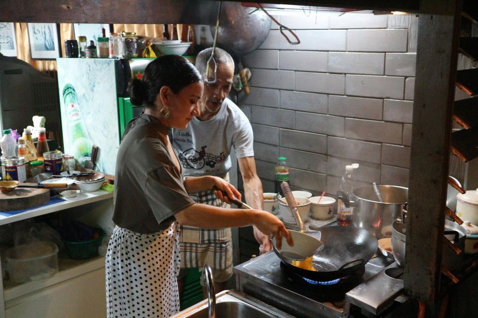 Bangkok: Night Bike Ride and Dinner at a Local Restaurant - Pak Khlong Talat flower market: color, scent, and 24-hour Bangkok energy