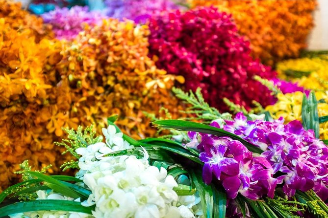 Bangkok: Night Bike Tour with Temples & Flower Market Visit - Pak Khlong Talat Flower Market: When the City Trades in Color