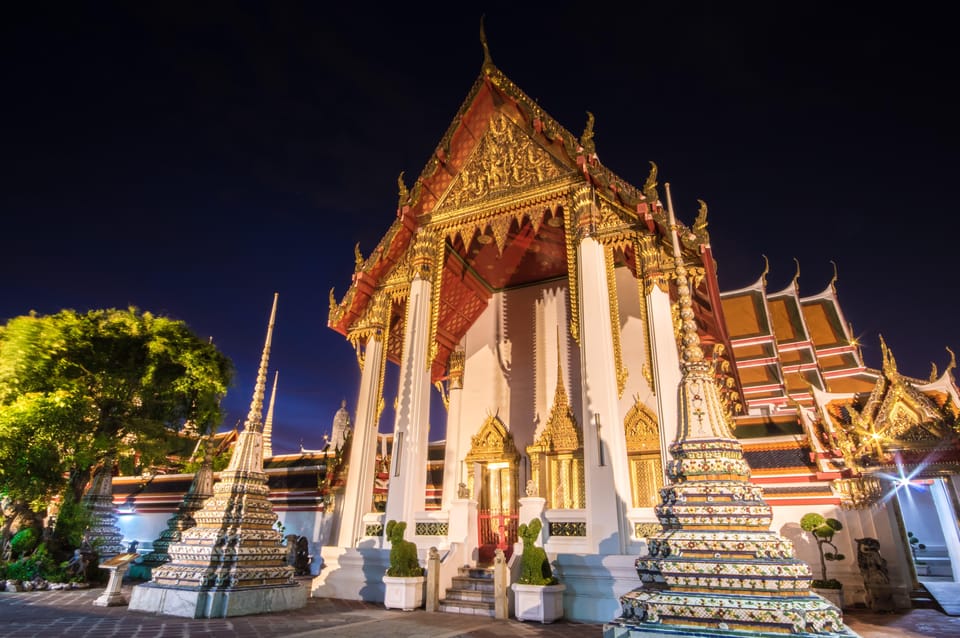 Bangkok: Night Bike Tour with Temples & Flower Market Visit - The Giant Swing Finish: Red Lights and a Big Photo Moment