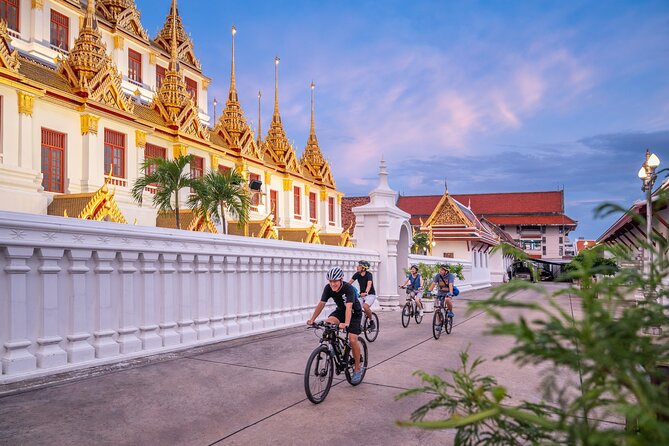 Bangkok: Night Bike Tour with Temples & Flower Market Visit - Meeting at Discova and Getting Sized Up for a Safe Ride
