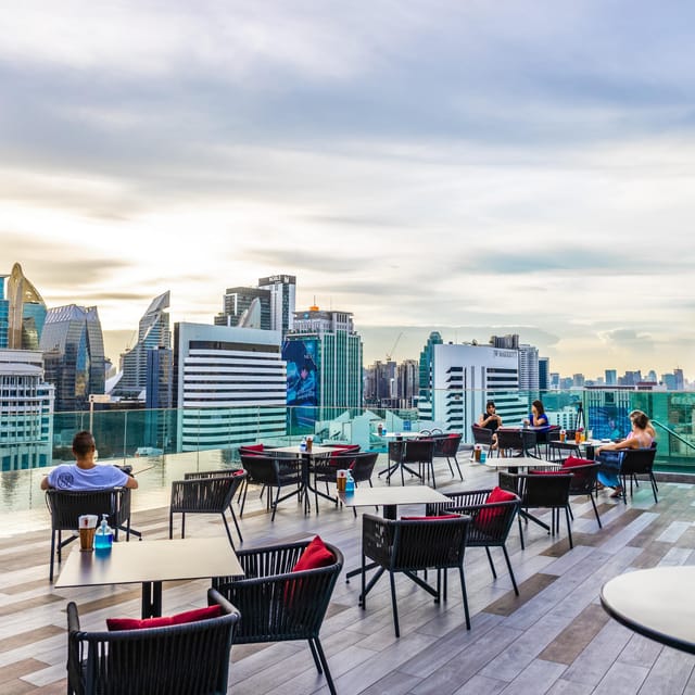 Bangkok: RedSquare Rooftop Bar at Novotel Sukhumvit 4 - RedSquare Rooftop Bar on Novotel Sukhumvit 4: the setting and vibe