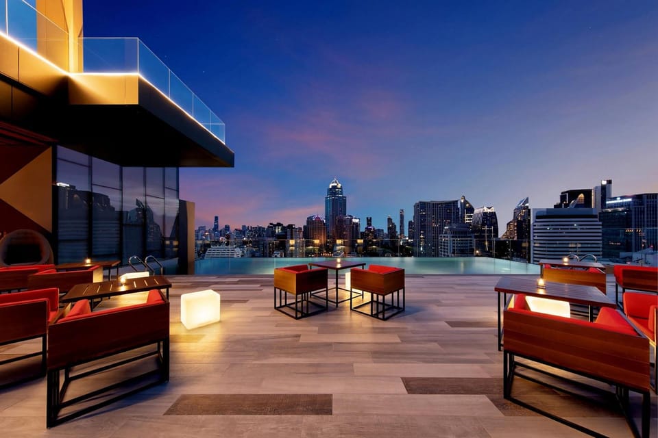 Bangkok: RedSquare Rooftop Bar at Novotel Sukhumvit 4 - Two dishes and gourmet bites: how the meal works on a rooftop