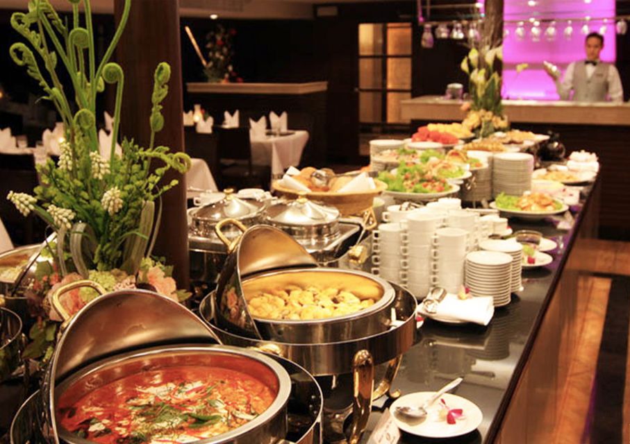 Bangkok: River Dinner Cruise on the Chao Phraya Princess - Dinner: how the international buffet fits the river setting
