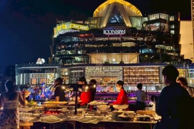 Bangkok Sawasdee Chaophraya Dinner Cruise from ICONSIAM - The river route: Wat Arun and the Grand Palace glow