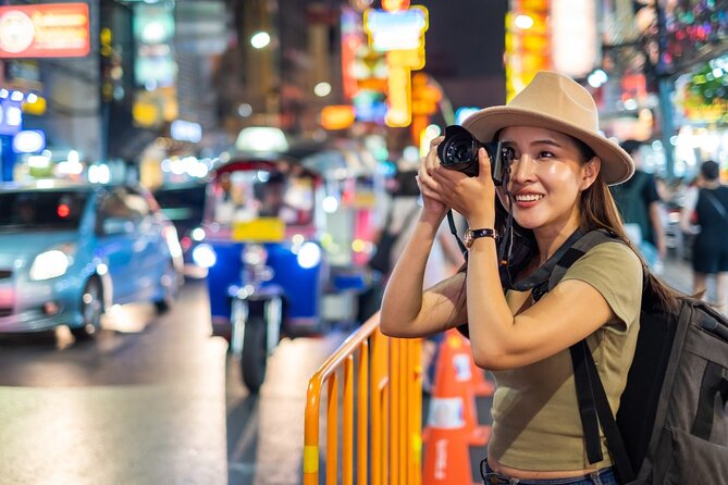 Bangkok Tuk-Tuk Tour by Night with Chinatown Street Food Meal - Bangkok at 5:30 pm: the smart order of temples, market, and street snacks