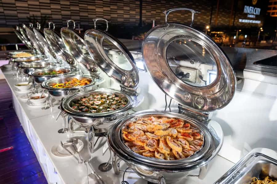 Bangkok: Wonderful Pearl Dinner Cruise and Live Performance - Who should book this dinner cruise—and who might not love it