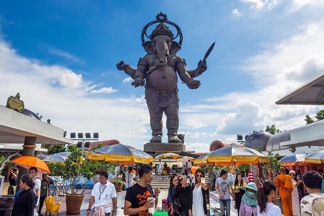 Chachoengsao One Day Trip from Bangkok : Historic Market and Buddhist Temples - Wat Pho Bang Khla: the bat temple with real fruit bats