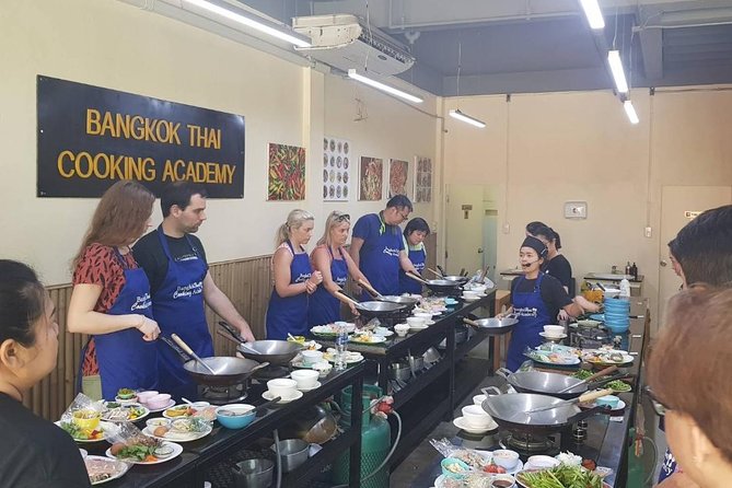 Choose 5 Dishes: Half-Day Cooking Class in Sukhumvit with Market Tour - Market tour in a large fresh market: what you learn before the wok