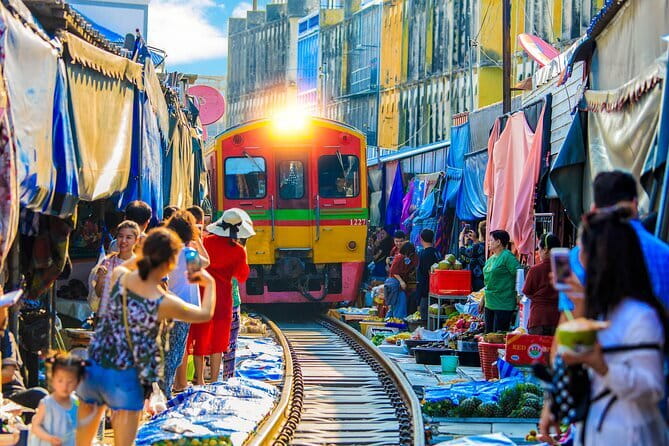 Day Trip to Bangkok Floating Market & Maeklong Railway - Guides, group size, and why the pacing can feel good (or not)