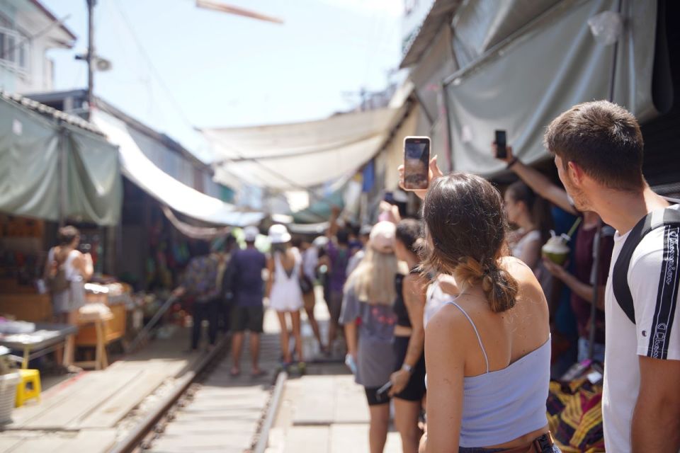 From Bangkok : Meklong Railway Market By Bus - Should You Book the Meklong + Damnoensaduak Bus Tour?